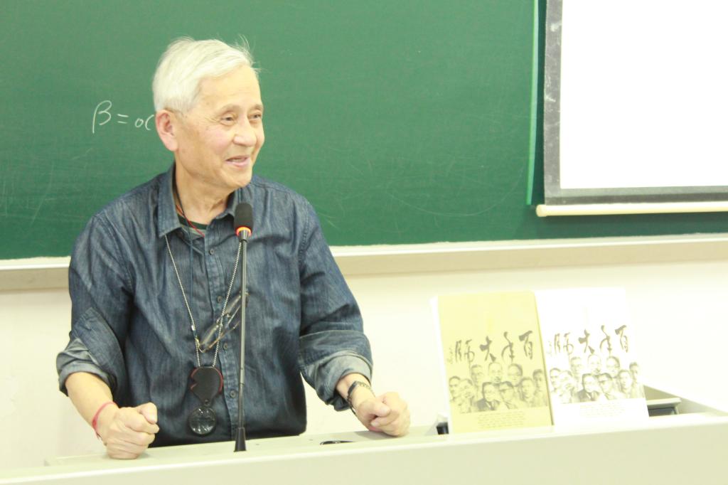 (郑教授向同学们分享大师们的人生智慧。)