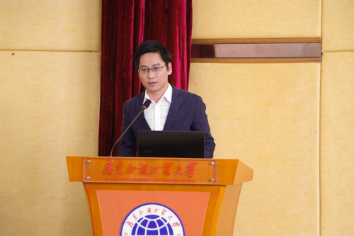 佛山电视台新闻中心副总监严剑锋在《讲好每个给妈妈听的故事》