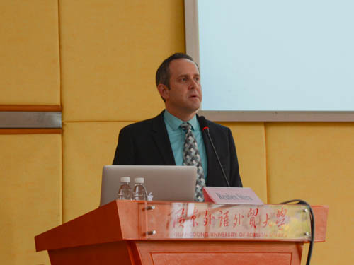 美国密苏里大学新闻学院未来实验室副主任Reuben Stern教授讲课