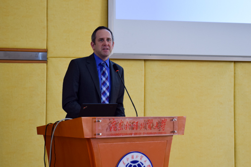 密苏里大学新闻学院未来实验室副主任Reuben Stern 发言