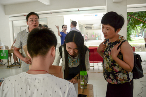 家长陪同新生报到