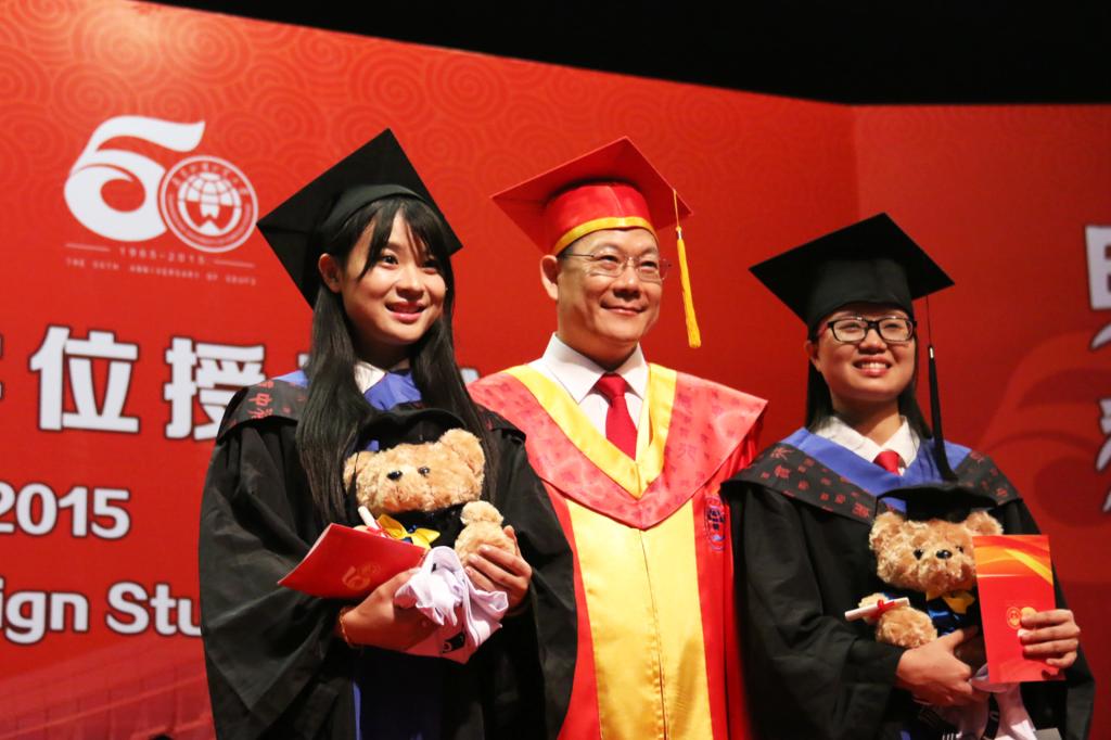 校长为两名毕业生送上生日礼物(图片来自新闻社)