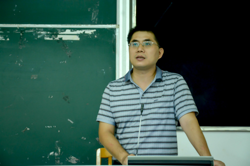 党委副书记黄石胜主持大会