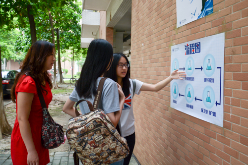 志愿者为新生介绍报到流程