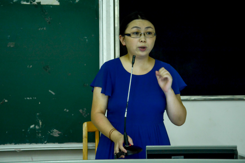 新闻系系主任朱颖