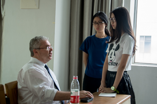 教授为学生解答