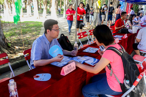 考生在咨询网络与新媒体专业