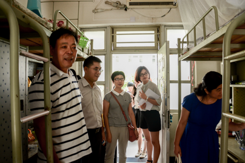 一行人到新生宿舍慰问