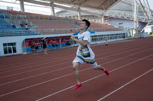 男子400米冠军蔡鸿源