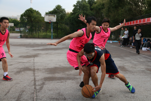 新传14联队20号吕伟轩带球突破