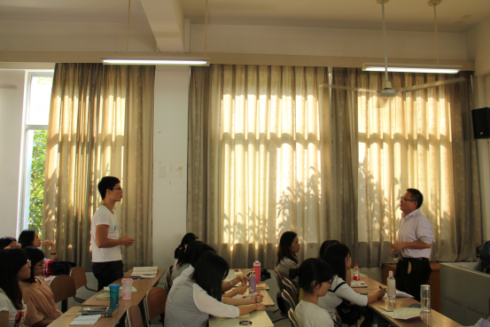 我院学子积极与陈伟星教授展开交流。(摄影:夏偲婉)