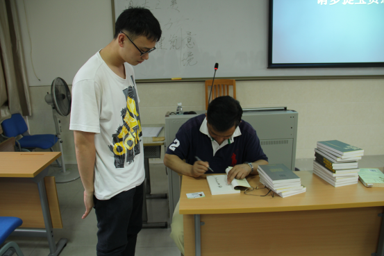 (於教授赠书并为学生题写赠语)