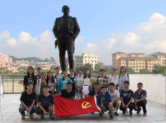 同学们在孙中山先生铜像雕塑《风雨泰然》前合影。/摄影:讲解员