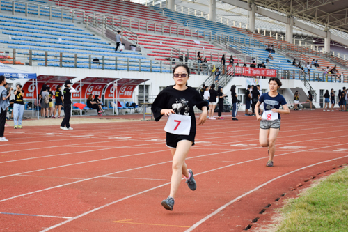 女子1500m进行中