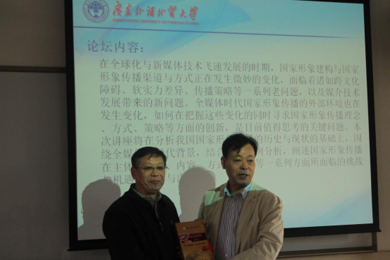 (杨魁院长为张昆教授颁发云山讲座教授聘书并合影留念。)