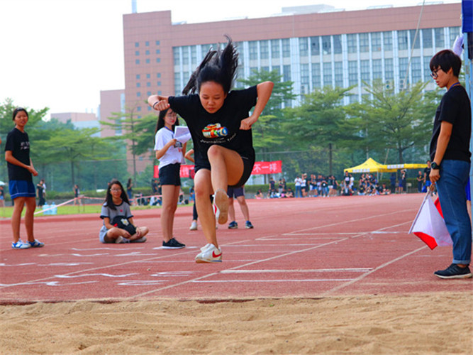 新闻1602叶茗慧勇夺女子跳远冠军