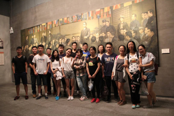 同学们在展厅内的巨幅油画前合影留念。/摄影:崔慧莹