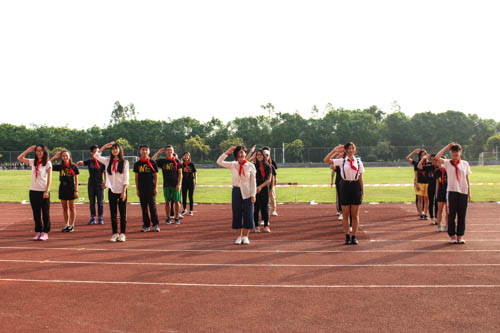 新闻1401开场向少先队致敬