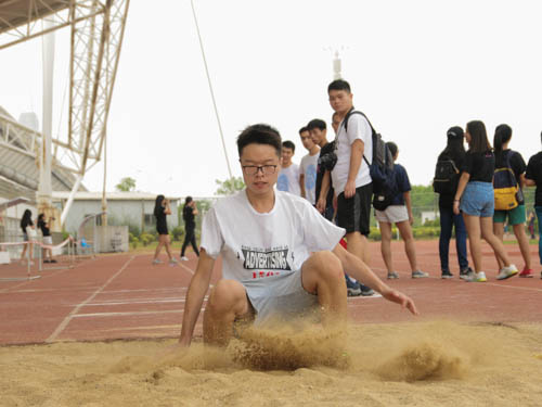 广告1501班黄冠南三级跳远