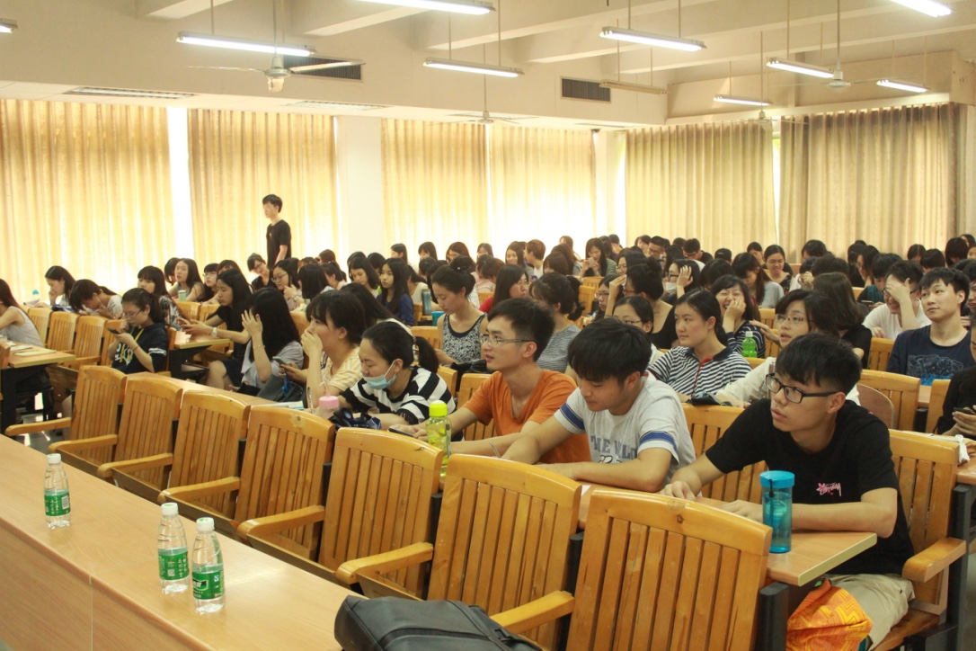 (讲座现场同学们正认真地记录。)