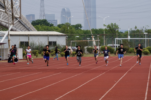 女子100米奔跑现场