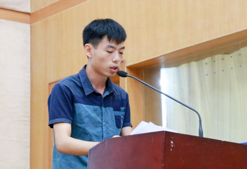 最佳创意奖选手黄光锋上台发言