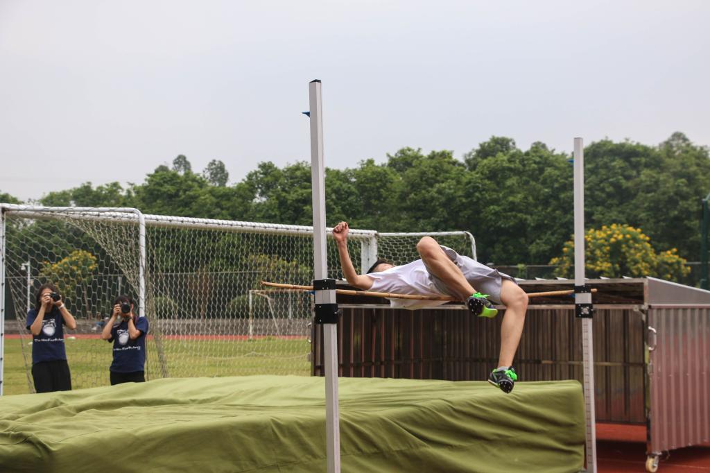 广告1501班黄冠南勇夺男子跳高冠军