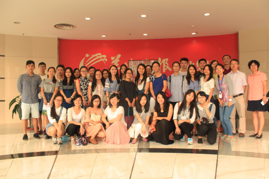 (我院师生与园区负责人合影留念。)