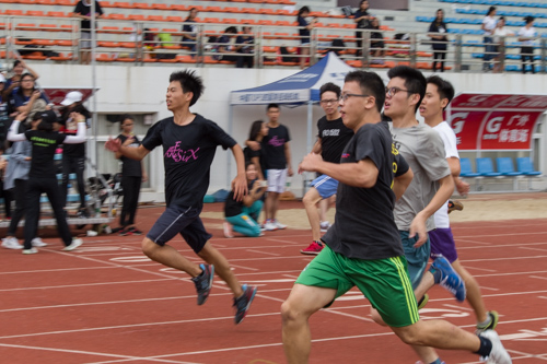 男子100米冲线瞬间