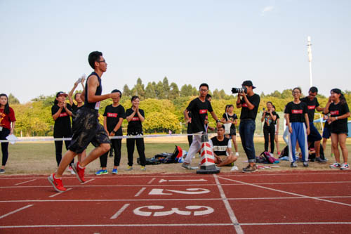 男子3000米冠军李泽成始终领先