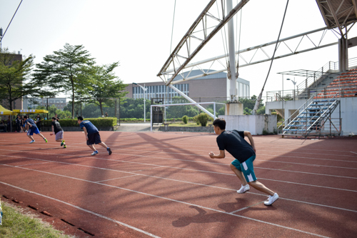 男子400m进行中