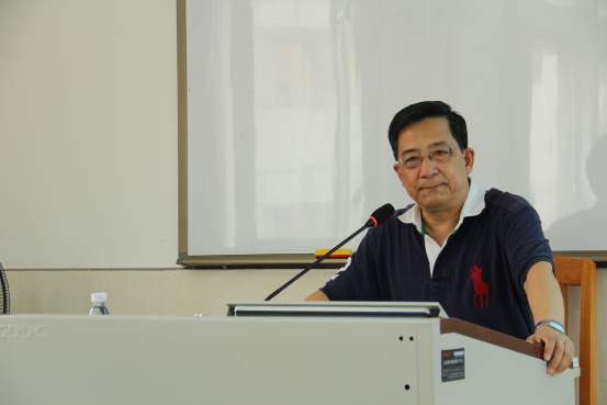 在此输入描述(於教授给学生们讲解城市美学)