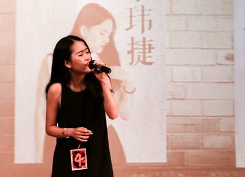 胡璎演唱《忘记拥抱》