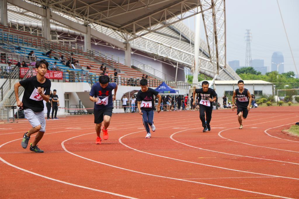男子800米决赛起跑