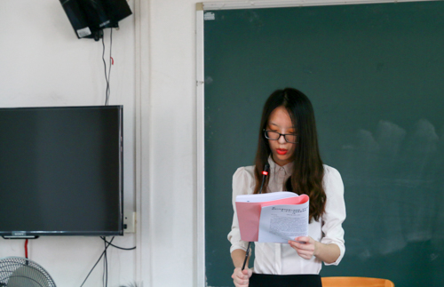 团委副书记马慕青做团委工作报告