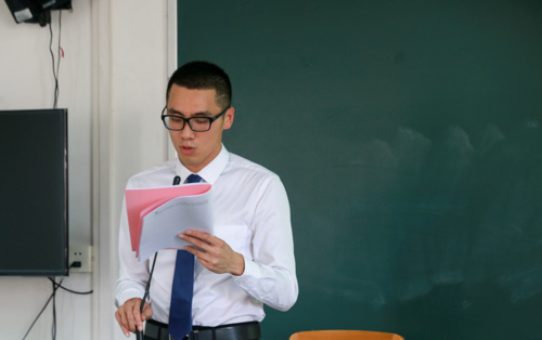 学生会主席蔡清辉做学生会工作总结报告