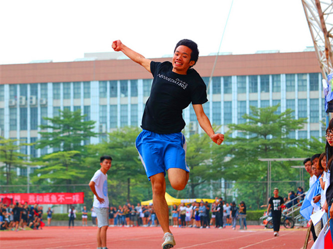 网媒1502魏乾夺得男子跳远冠军