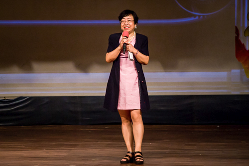 艺术学院副院长罗金燕总结表演