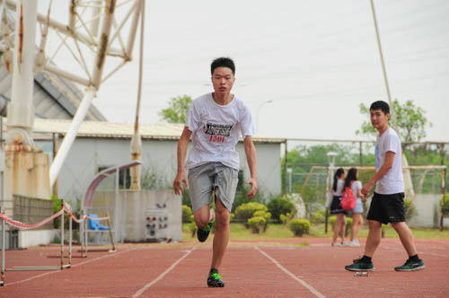 广告1501黄冠南三级跳远助跑
