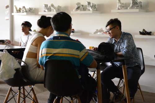 影视人进行讨论