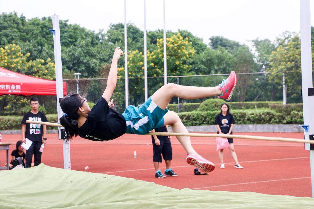 女子跳高冠军 新闻1602班陈苑茵