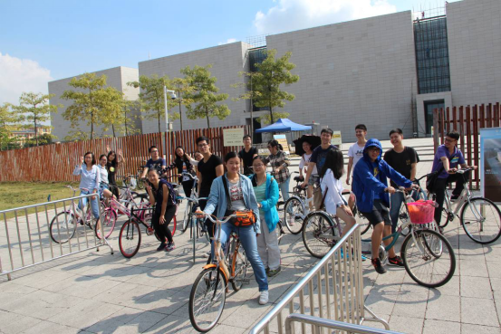 车队抵达后,在辛亥革命纪念馆前合影。/摄影:崔慧莹