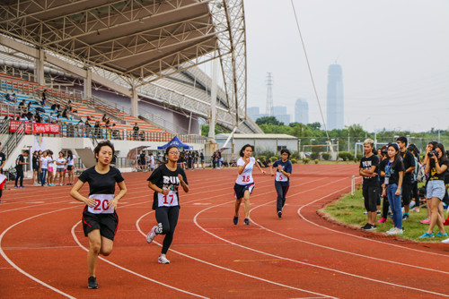 女子800米第四组起跑