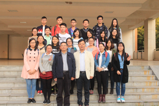 (杨魁院长、张昆教授与研究生们合影留念。)