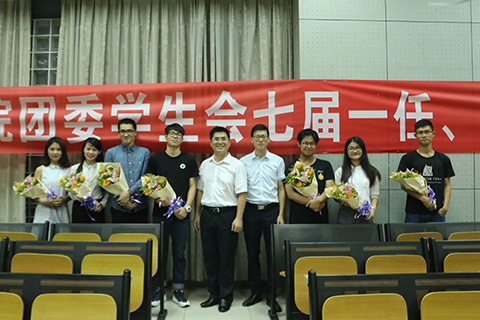 院团委副书记黄黄石胜与团学七届一任干事合影