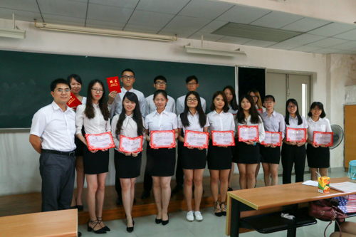 黄石胜为团学七届一任学生干部颁发聘书