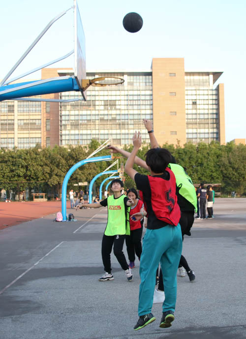 B队5号曾颖懿跳射