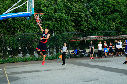 新传大三联队 3号方伟嘉快攻上篮