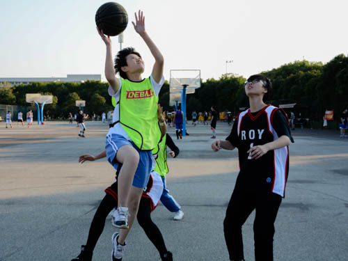 新传13号李佳怡上篮