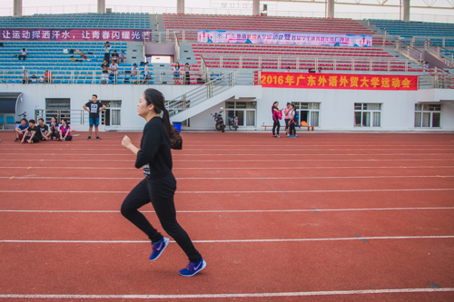 我院运动员王宛 1500m进行中